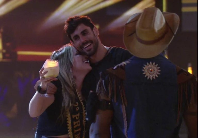 ‘Tô a fim de ficar com você’, canta Amanda para Sapato no BBB 23