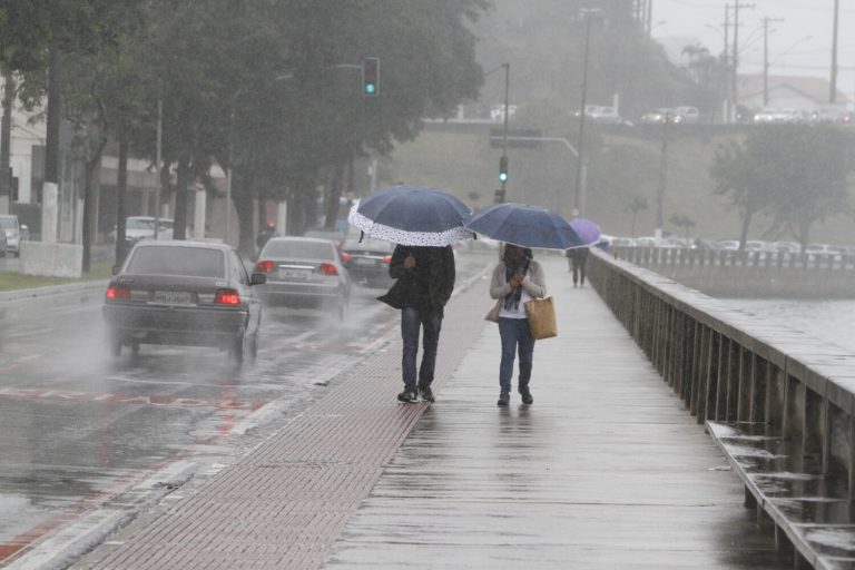 Defesa Civil de MG alerta para previsão de grande volume de chuva no Carnaval