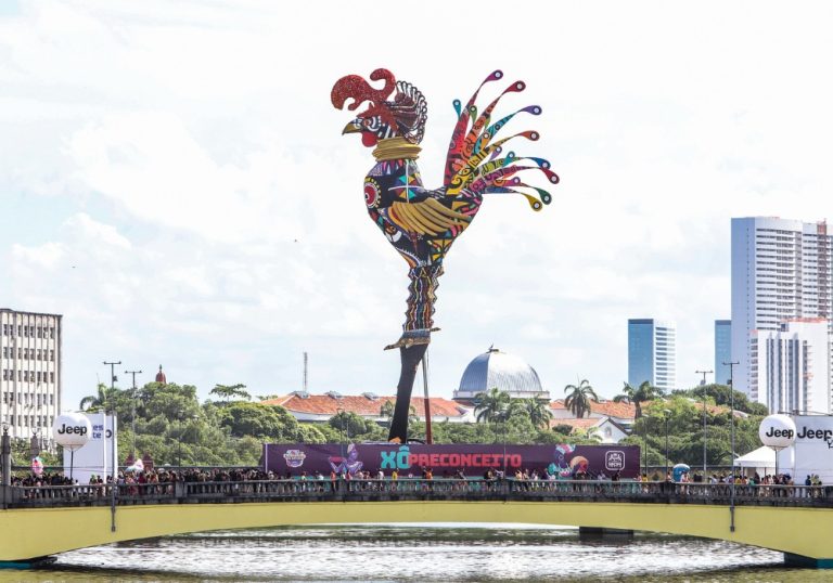 Galo da Madrugada e Homem da Meia-Noite agitam sábado de Carnaval em Recife