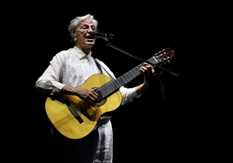 Caetano Veloso canta sucessos em primeira noite do Carnaval de Recife