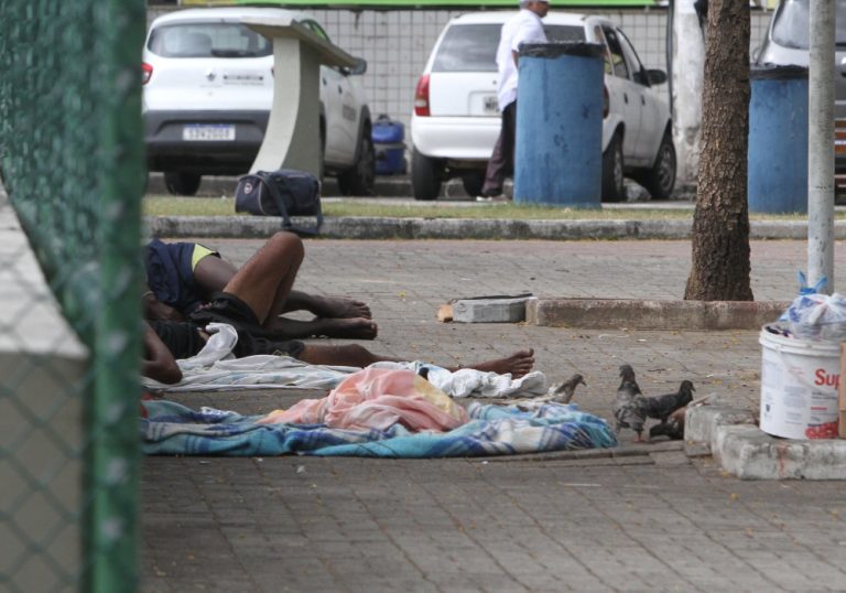 Viciados invadem prédios e ameaçam moradores em Vitória