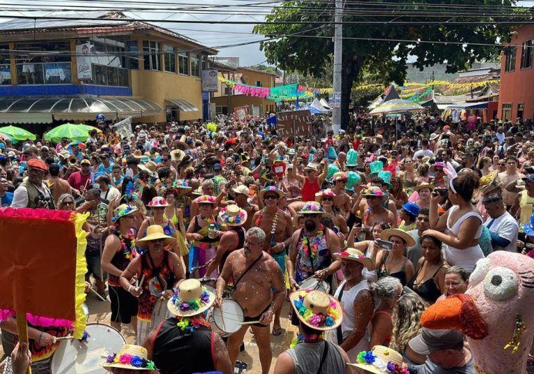 Tradicional Banho de Mar à Fantasia volta a lotar ruas de Manguinhos, na Serra