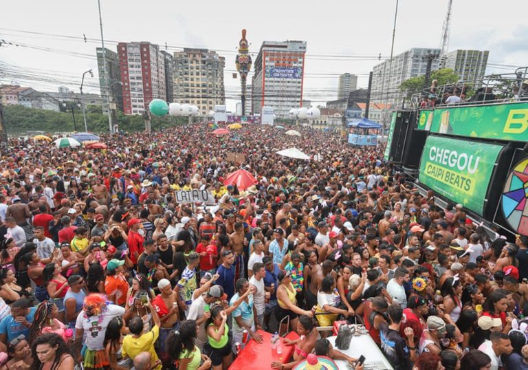Galo da Madrugada mata saudade com homenagens e mensagem contra racismo