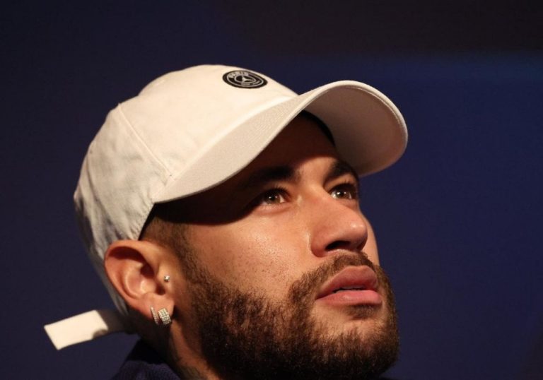 Neymar torce tornozelo direito em dividida e deixa campo chorando