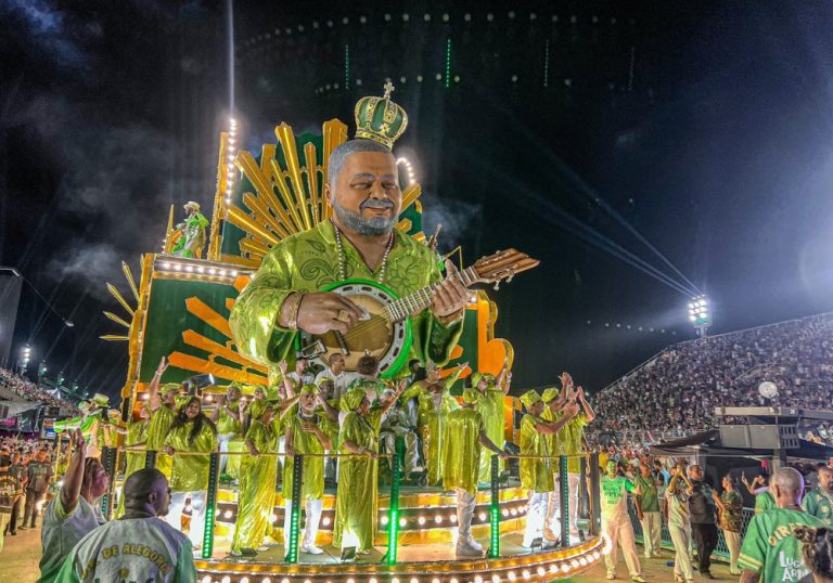 Arlindo Cruz emociona ao aparecer na avenida em desfile da Império Serrano