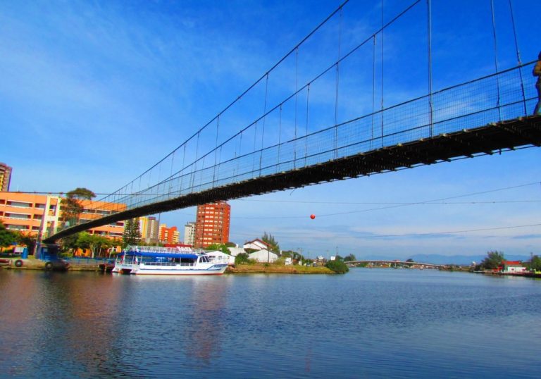 Ponte desaba entre RS e SC durante a travessia de 100 pessoas