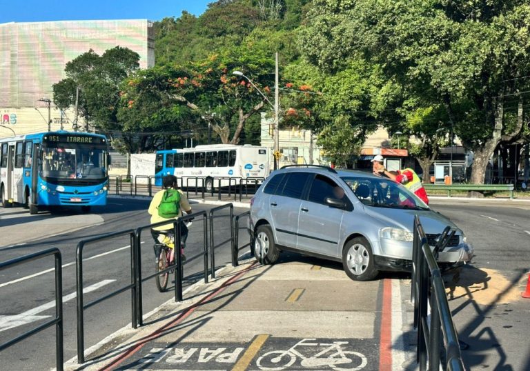 Motorista perde controle de carro e invade ciclovia na Avenida Vitória