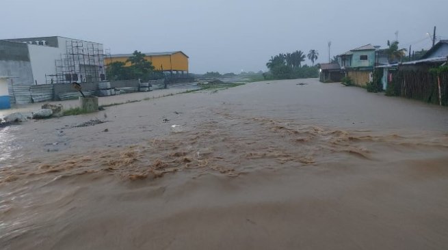 Litoral de SP conta 37 mortos nas chuvas e mais de 2.400 estão fora de casa