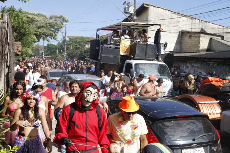 Críticas com bom humor marcam a volta do Bloco Surpresa