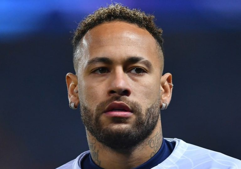 PSG confirma lesão de Neymar e não dá prazo para retorno do brasileiro