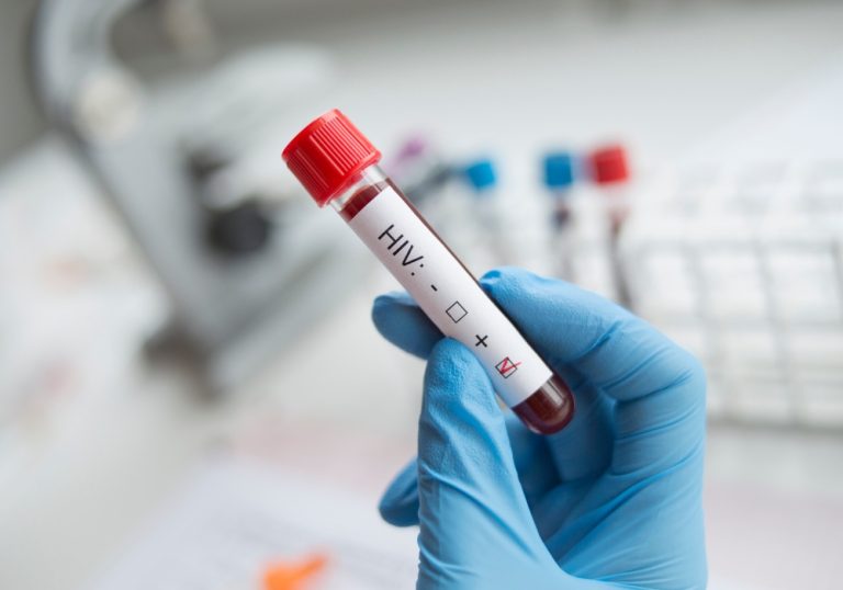 Novo paciente com HIV é curado após transplante de células-tronco, diz estudo