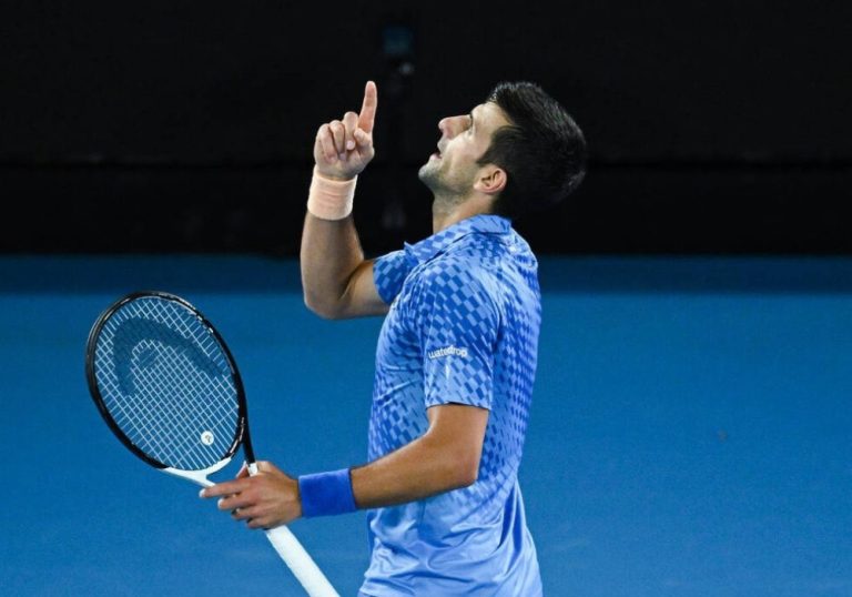 Djokovic diz que aguarda decisão dos EUA sobre entrar no país sem vacina