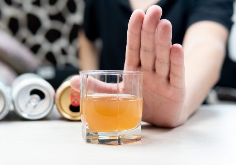 Consumo de álcool em excesso pode prejudicar os rins. Conheça outros riscos