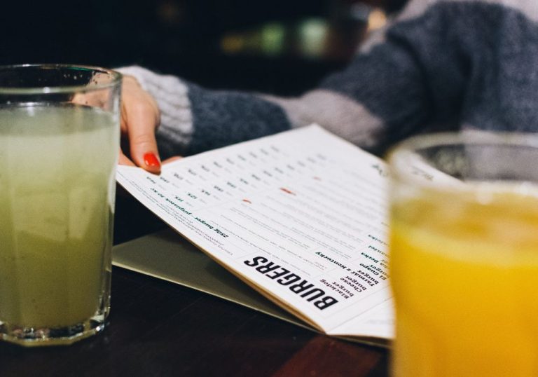 Projeto exige cardápio físico em restaurantes do ES