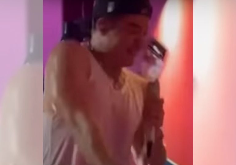 Wesley Safadão é atingido no rosto por celular durante show