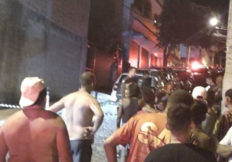Homem é morto a tiros na calçada de casa ao sair para comprar lanche no ES