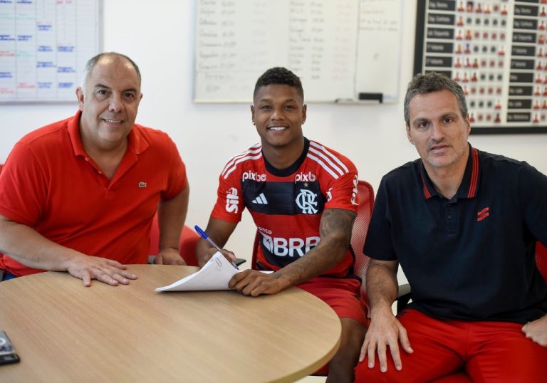 Flamengo oficializa renovação de Matheus França, joia da base, até o fim de 2027