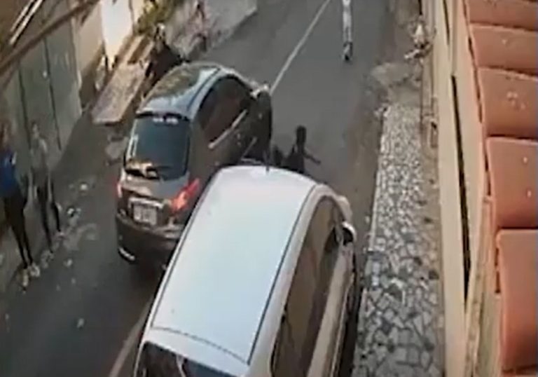 Carro passa por cima do pé de criança que brincava na rua em Cariacica