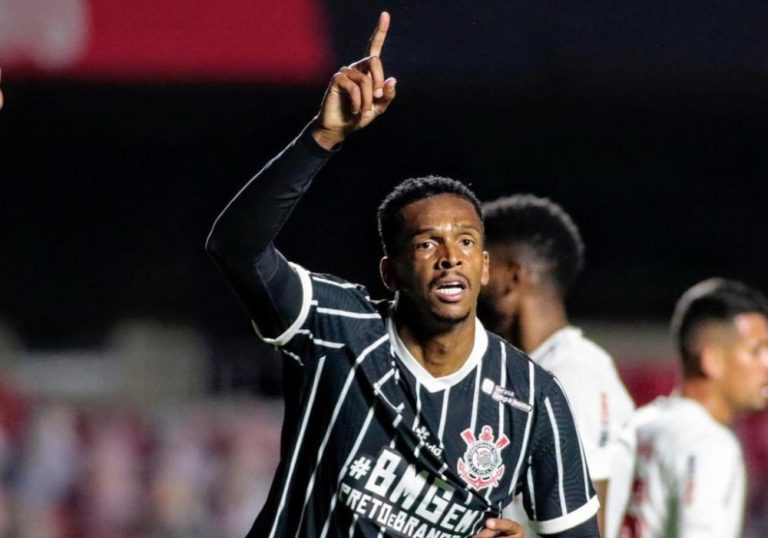 Jô, ídolo do Corinthians, anuncia aposentadoria aos 35 anos