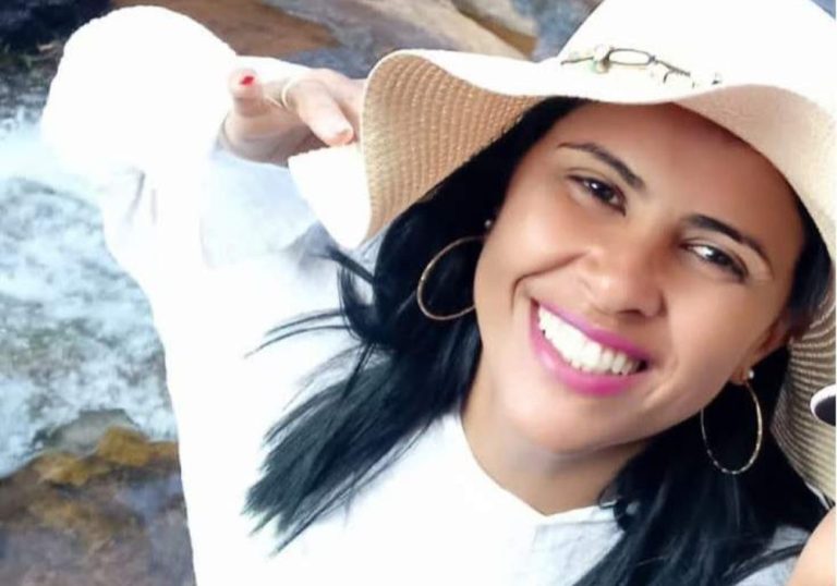 Morre cerimonialista atingida por tiros em carro de aplicativo no ES