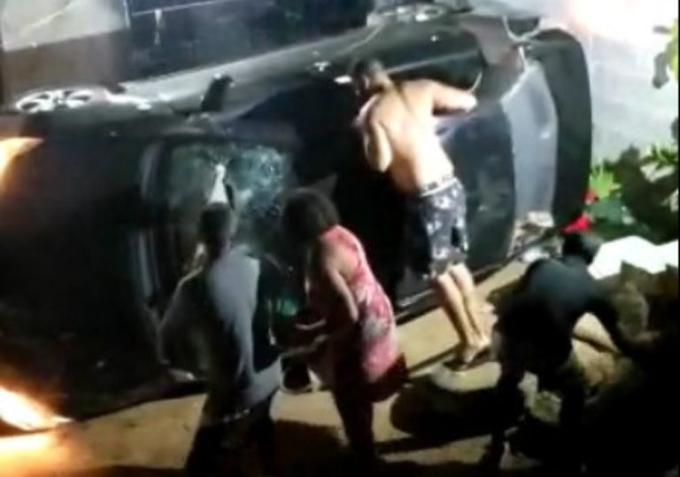 Mulher fica presa às ferragens após carro despencar de rua e atingir casa no ES