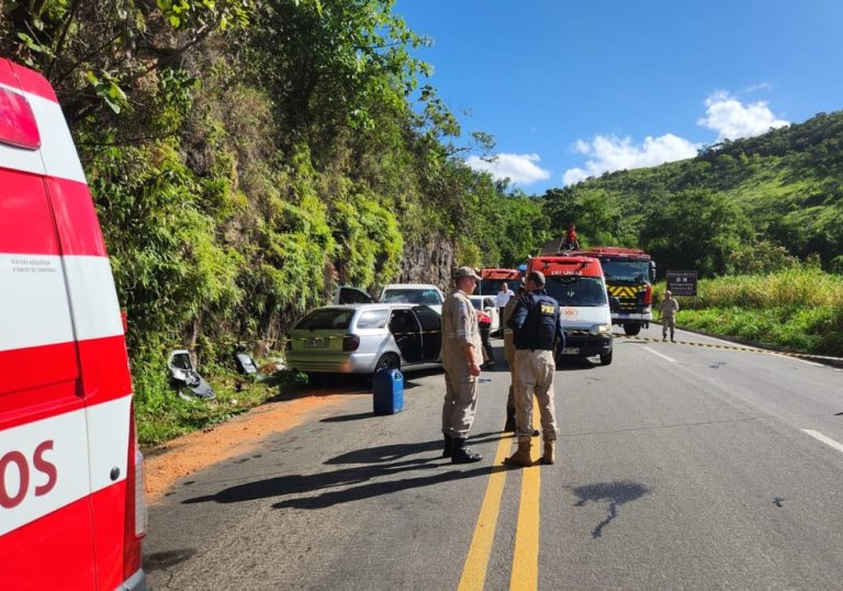 Duas pessoas ficam presas às ferragens após acidente na BR-262 no ES
