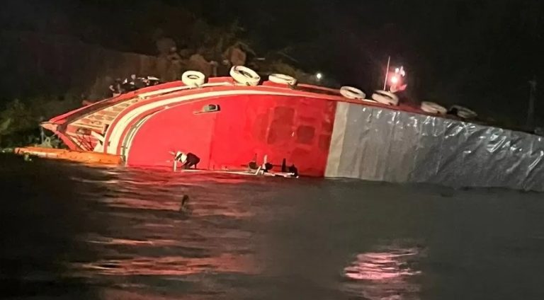 VÍDEO | Após naufrágio, mais de 40 pessoas são resgatadas na orla de Manaus