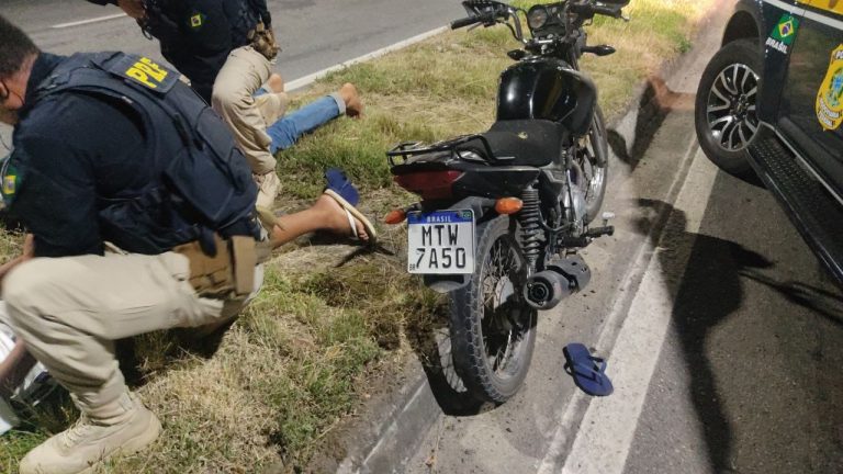 VÍDEO | Adolescentes são detidos com moto roubada após perseguição na Serra