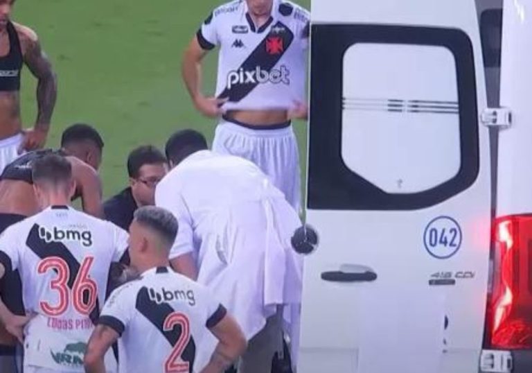 Jogador do Botafogo passa mal e sai de campo de ambulância no clássico