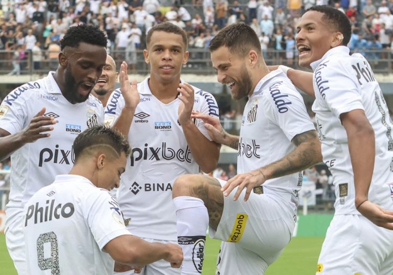Santos goleia Portuguesa em jogo inspirado de Lucas Lima e Marcos Leonardo