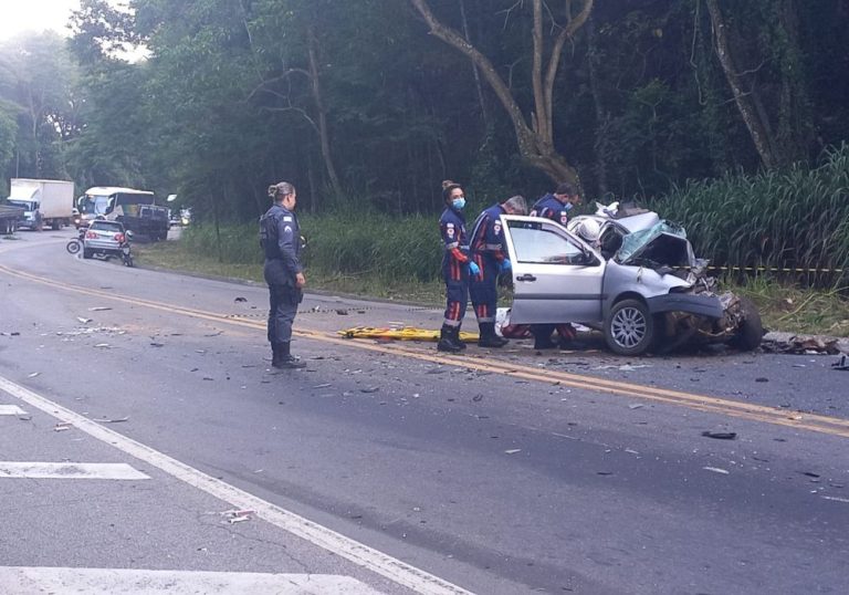Acidente entre carro e caminhão deixa uma pessoa morta na BR-262 no ES
