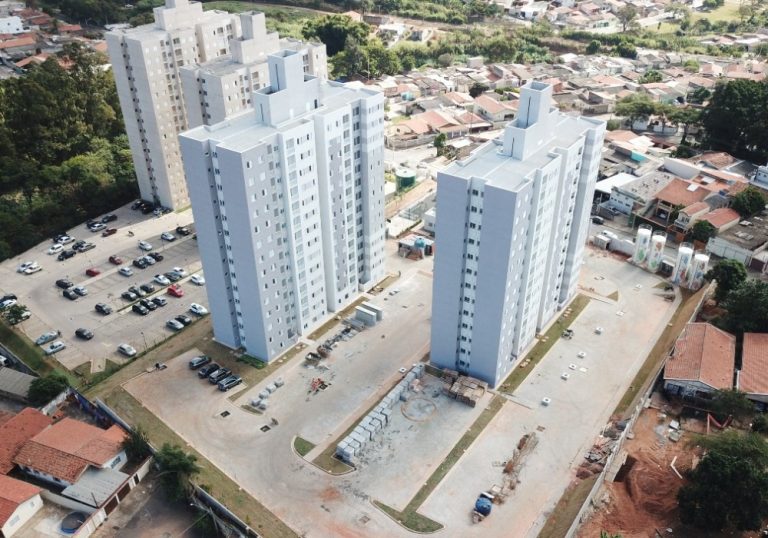 Homem se pendura em janela para fugir de incêndio e morre ao cair do 11º andar