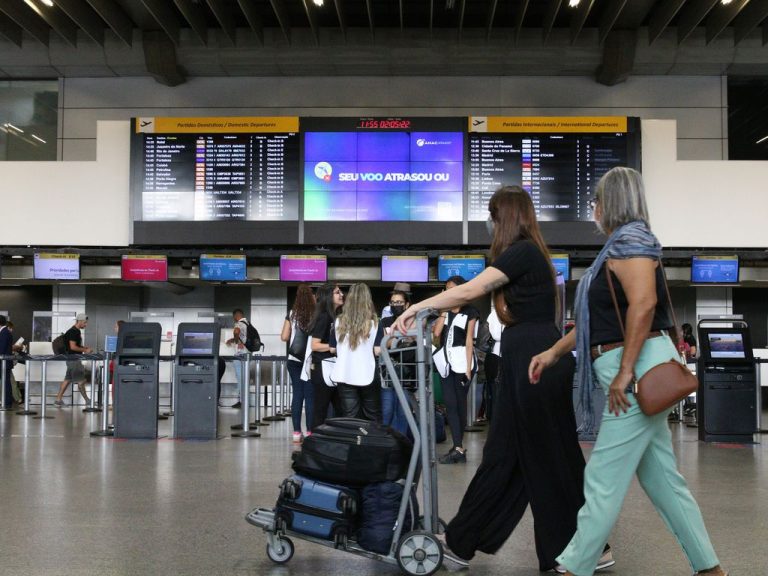 Uso de máscara em avião e aeroporto deixa de ser obrigatório no Brasil