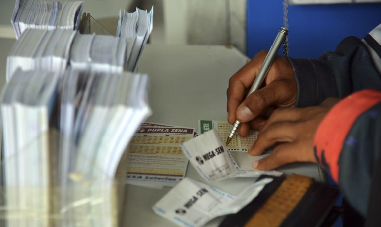 Mega-Sena acumula, mas 93 apostas capixabas levam a quadra