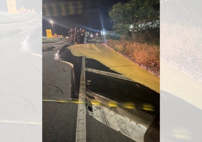 Caminhão tomba na BR-259 e substância perigosa vaza em pista