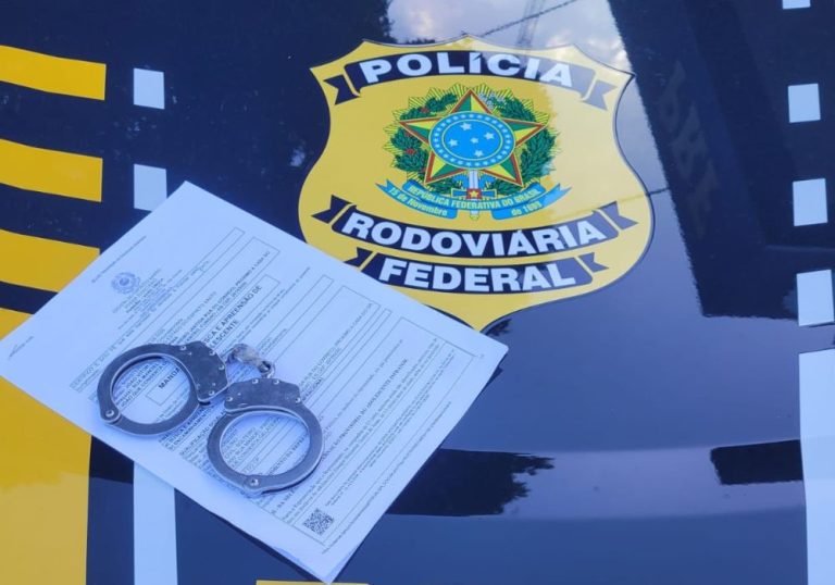 PRF prende dois foragidos da Justiça durante patrulhamento de rotina no ES
