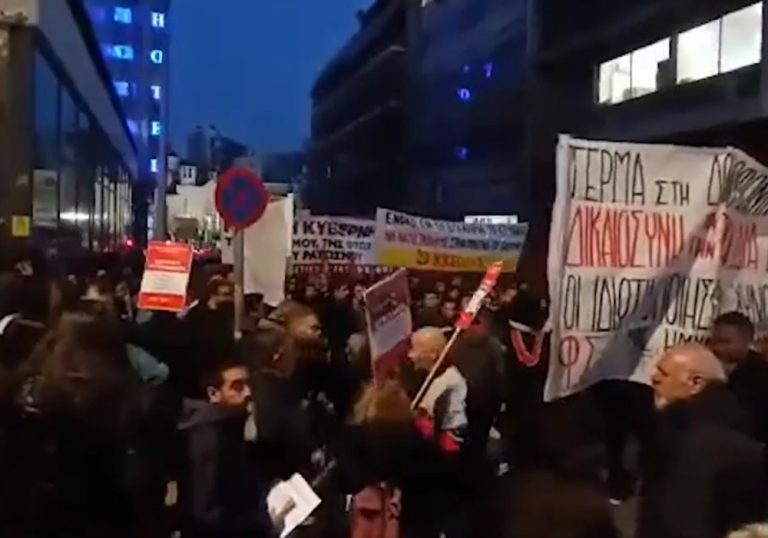 Acidente de trem na Grécia motiva protestos e greve de ferroviários