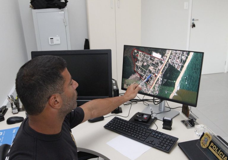 Quadrilha expulsa moradores para vender lotes na internet