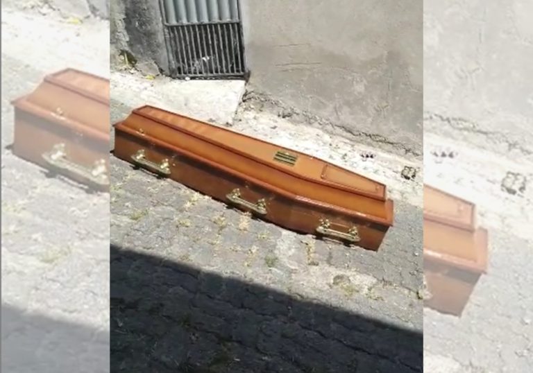 Caixão com corpo dentro cai de carro funerário em Vila Velha