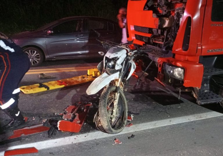 Acidente entre moto e caminhão deixa dois feridos na BR-101