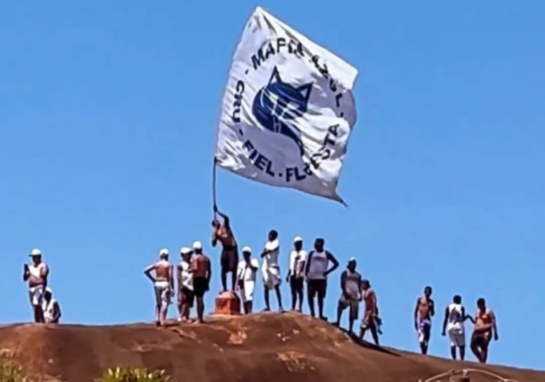 Antes de jogo no Kleber Andrade, torcida do Cruzeiro curte praia em Vitória