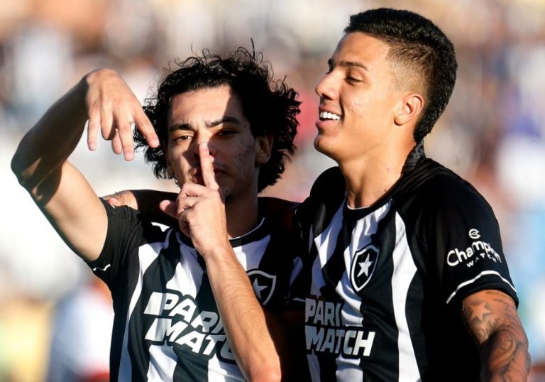 No Kleber Andrade, Botafogo vence e cola no Vasco