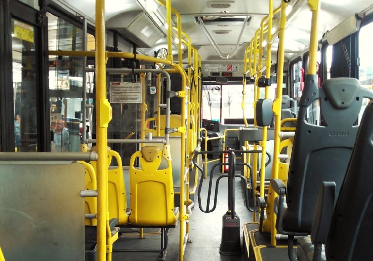 Justiça nega indenização a passageira que alegou ficar presa em porta de ônibus