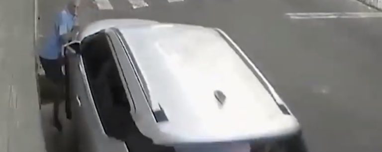 VÍDEO | Idoso escapa de acidente por pouco na Grande Vitória