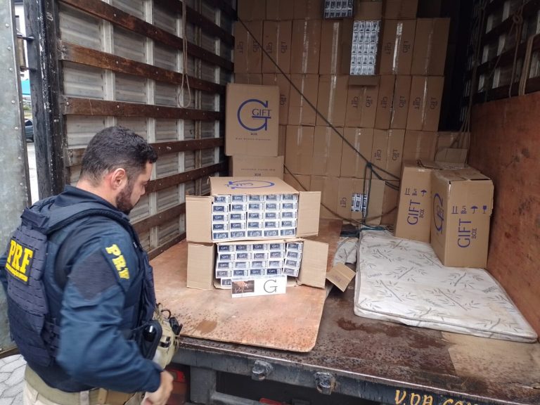 Motorista é preso no ES transportando 2 milhões de cigarros clandestinos