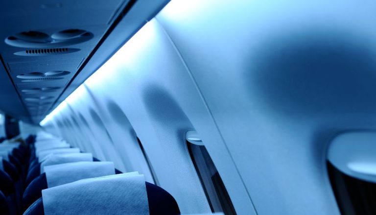 Homem tenta abrir porta de avião durante voo e ameaça passageiros
