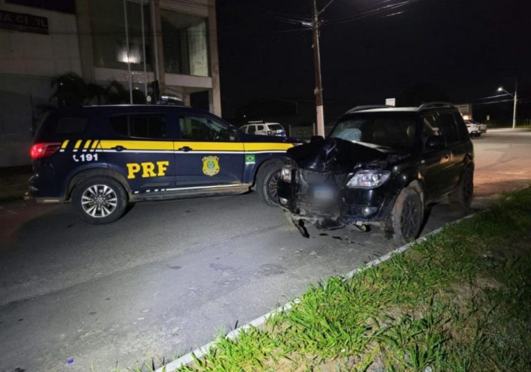 Perseguição a carro roubado termina em acidente e troca de tiros no ES