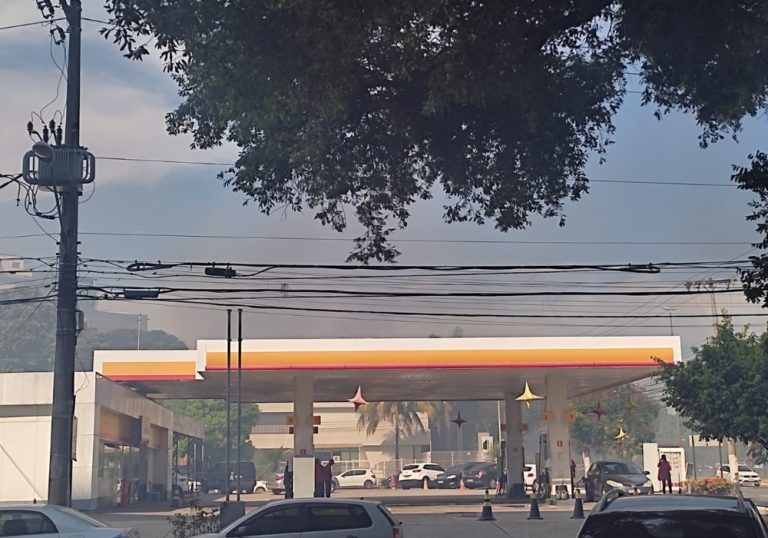 Fumaça preta chama a atenção na avenida Beira-Mar, em Vitória