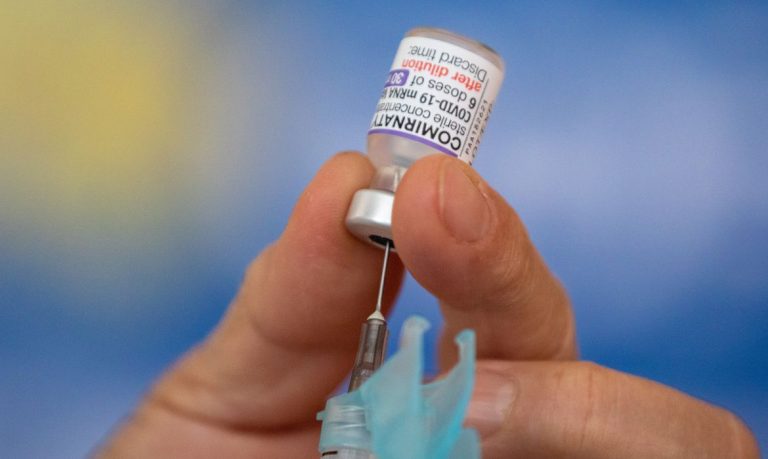 Reforço contra ômicron tem proteção acima de 90% mesmo em quem já teve covid
