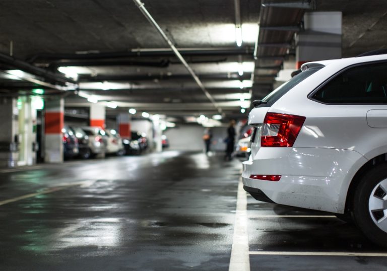 Shopping do ES é condenado a indenizar clientes assaltadas em estacionamento